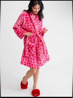 Women’s plush heart robe